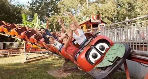 Familles sur un manège animé à Walygator Sud‑Ouest, parc d’attractions du Lot‑et‑Garonne.