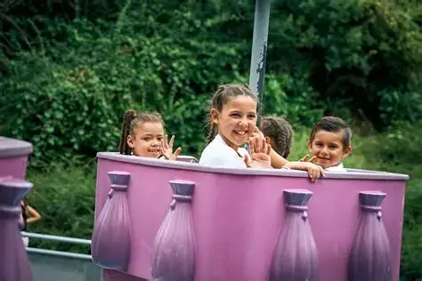 Enfants profitant d’un manège coloré à Walygator Sud‑Ouest, près d’Agen.