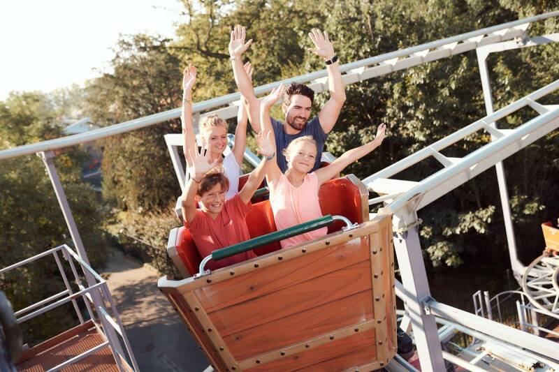 Famille profitant des montagnes russes à Walygator Sud‑Ouest, parc d’attractions du Lot‑et‑Garonne.