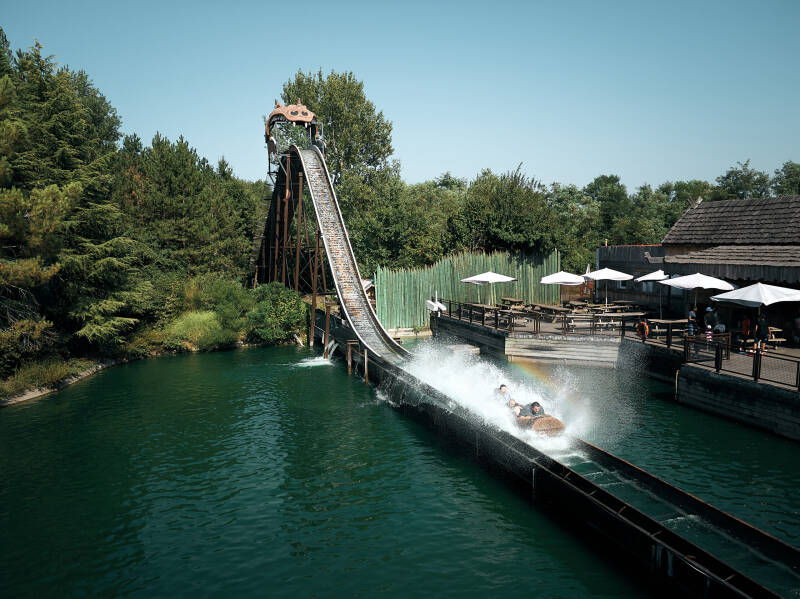 Attraction aquatique à Walygator Sud‑Ouest, parc d’attractions du Lot‑et‑Garonne, descente en bûche avec grand splash.