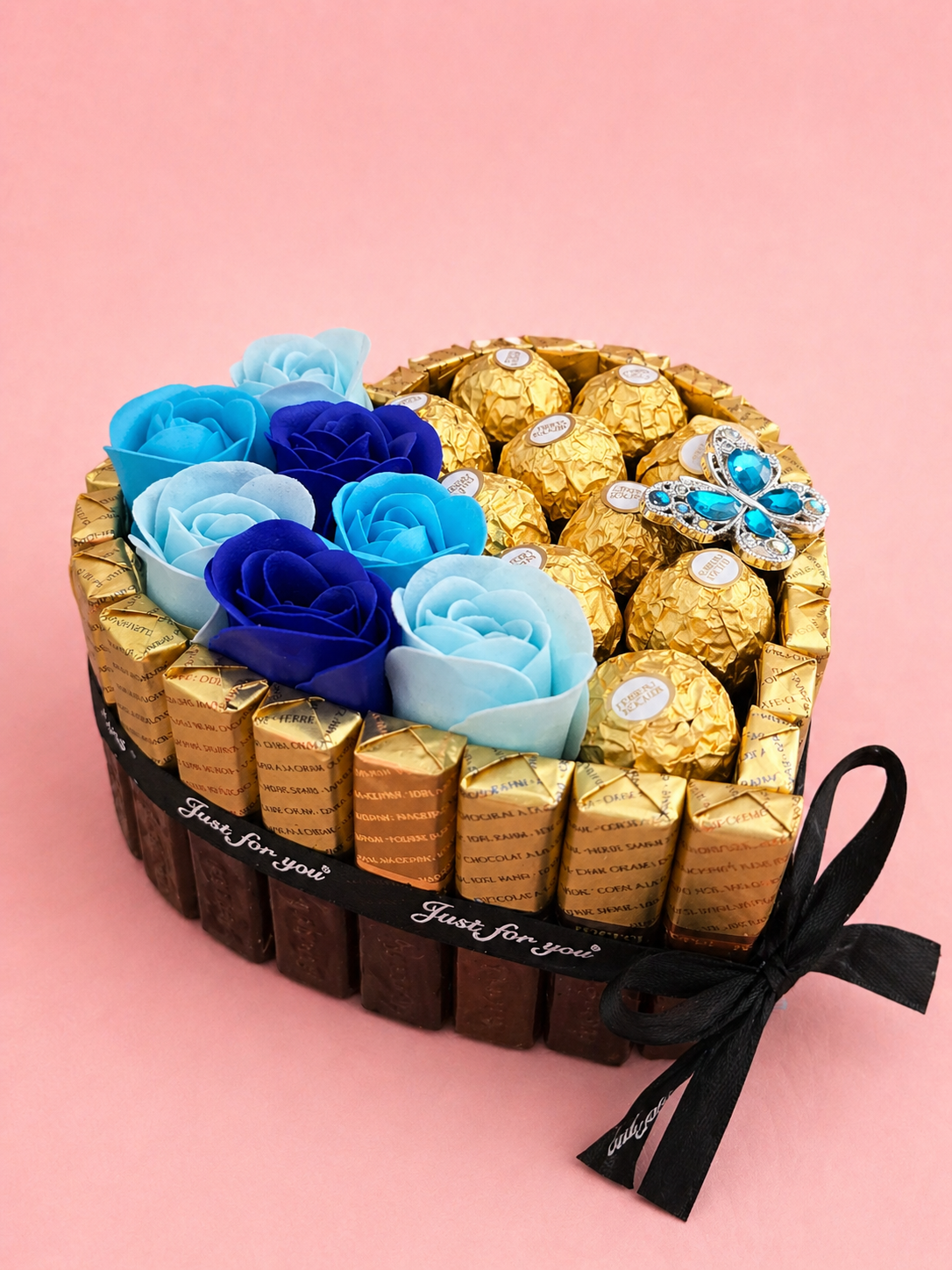 Geschenkbox mit blauen Rosen und Schokolade 💙🍫