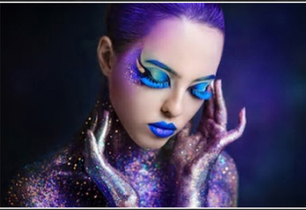 Glasschilderij vrouw met blauwe wimpers