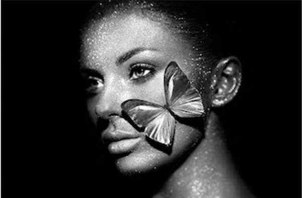 Glasschilderij vrouw met vlinder op gezicht