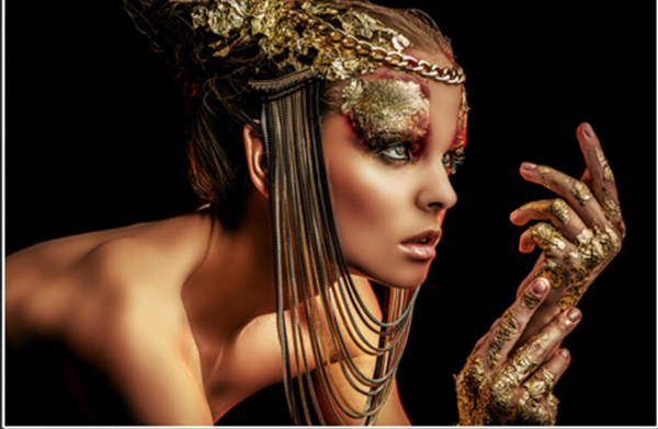 Glasschilderij vrouw met gouden sierraden