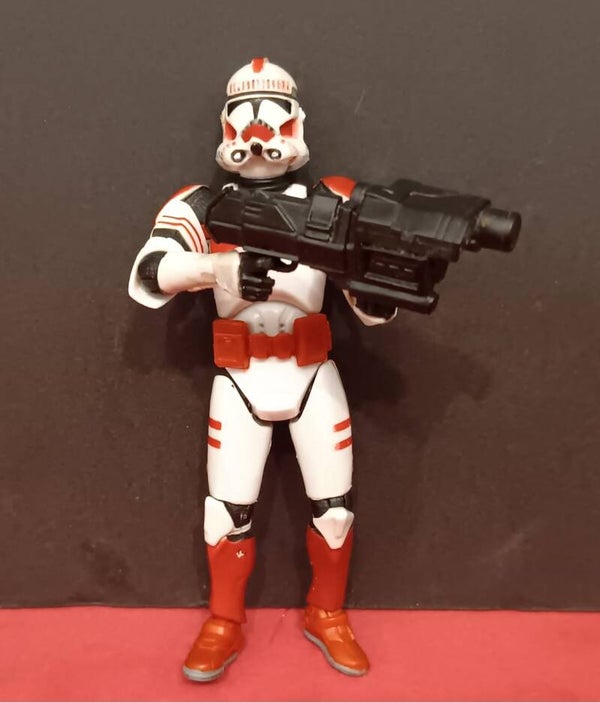 FIGURA SERIE STAR WARS CLONE SHOCK TROOPER HASBRO