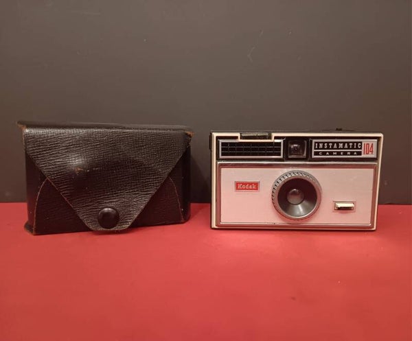 CAMARA DE FOTOS FOTOGRAFICA KODAK INSTAMATIC 104 CON SU FUNDA ORIGINAL AÑOS 60