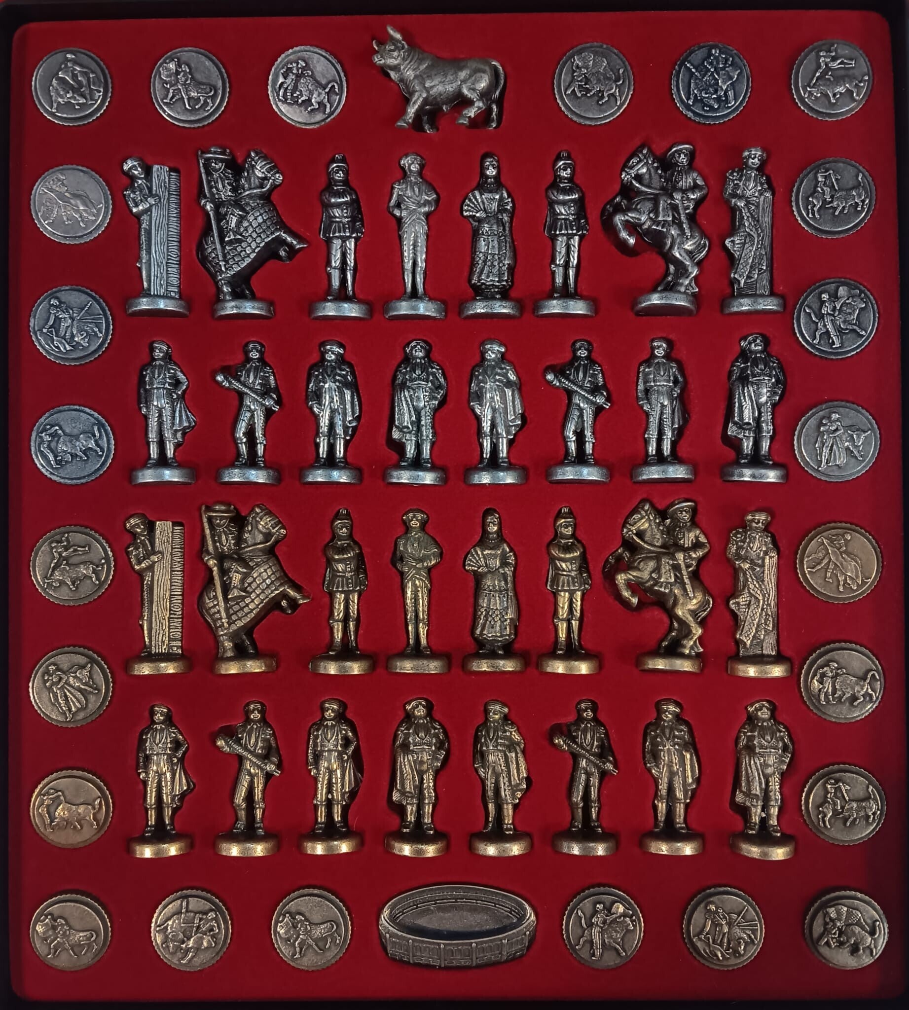 PRECIOSO JUEGO DE AJEDREZ FIGURAS DE METAL MAS DAMAS SERIE TAUROMAQUIA TOROS TOREROS