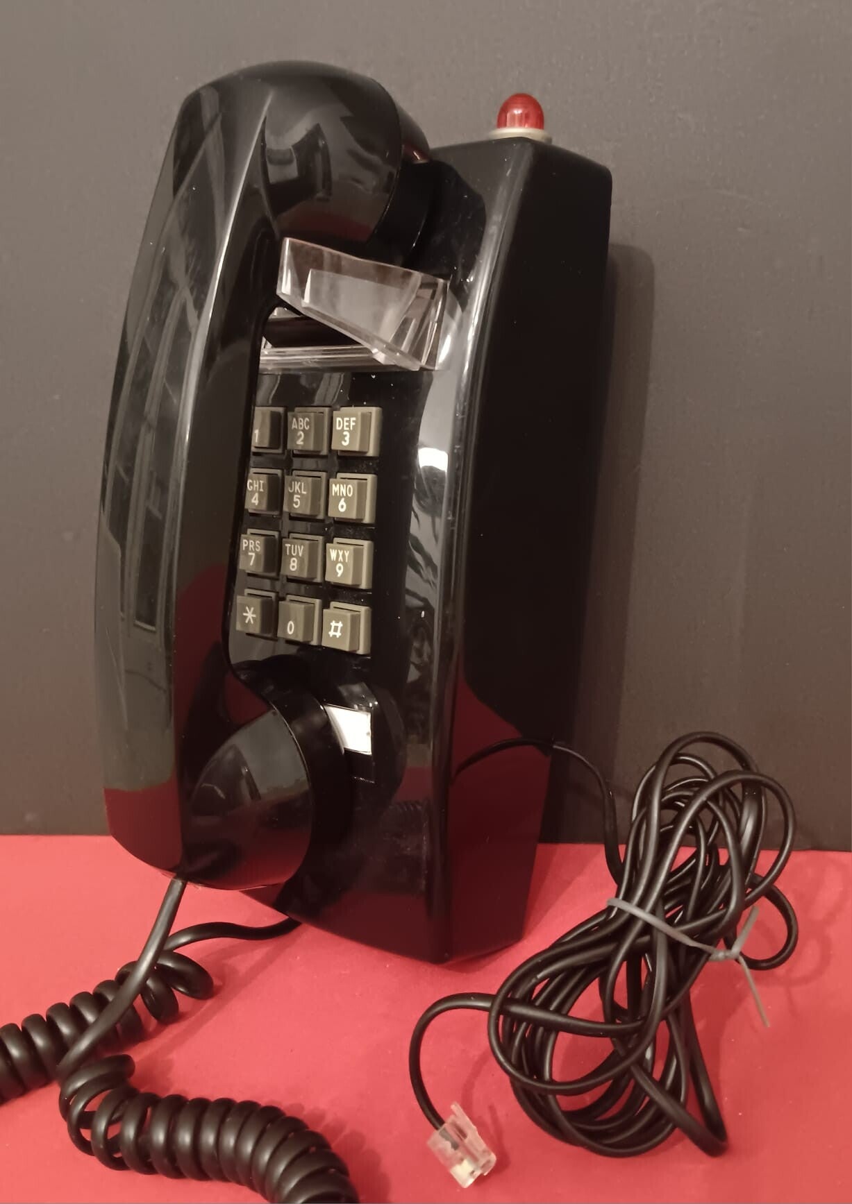 Telefono fijo para colgar en la pared con teclas. Vintage