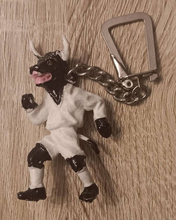 Antiguo Llavero Figura Toro Futbolista LAFREDO - Serie Animales Futbolistas