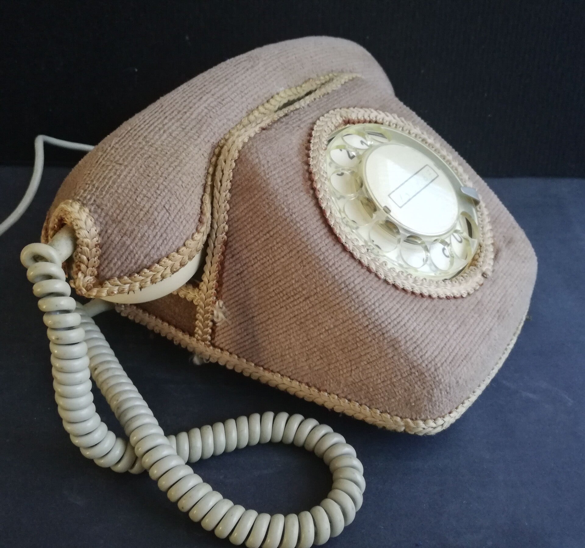 Curioso Teléfono Heraldo tapizado con tela original de la época. Años 60-70.