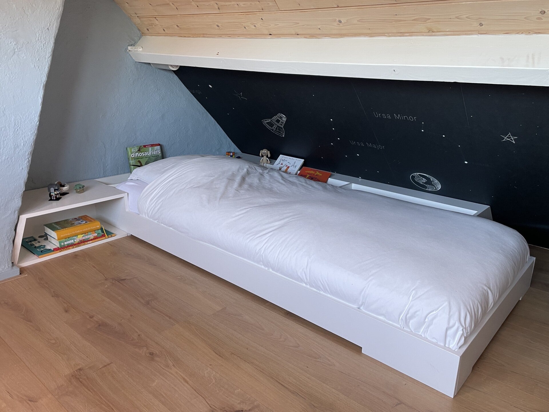 Bed op maat inbouw onder schuin dak
