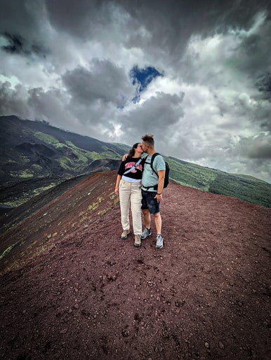 Wij samen boven op de Etna, omringd door zwart lavagesteente