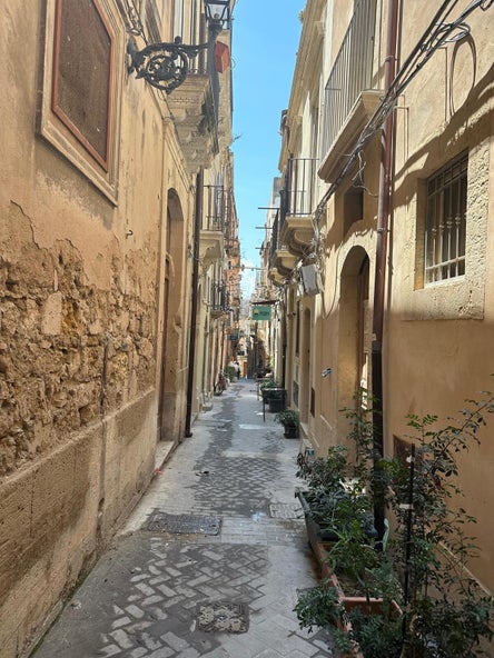 Wij samen in een Siciliaans straatje, op zoek naar rust en mooie momenten