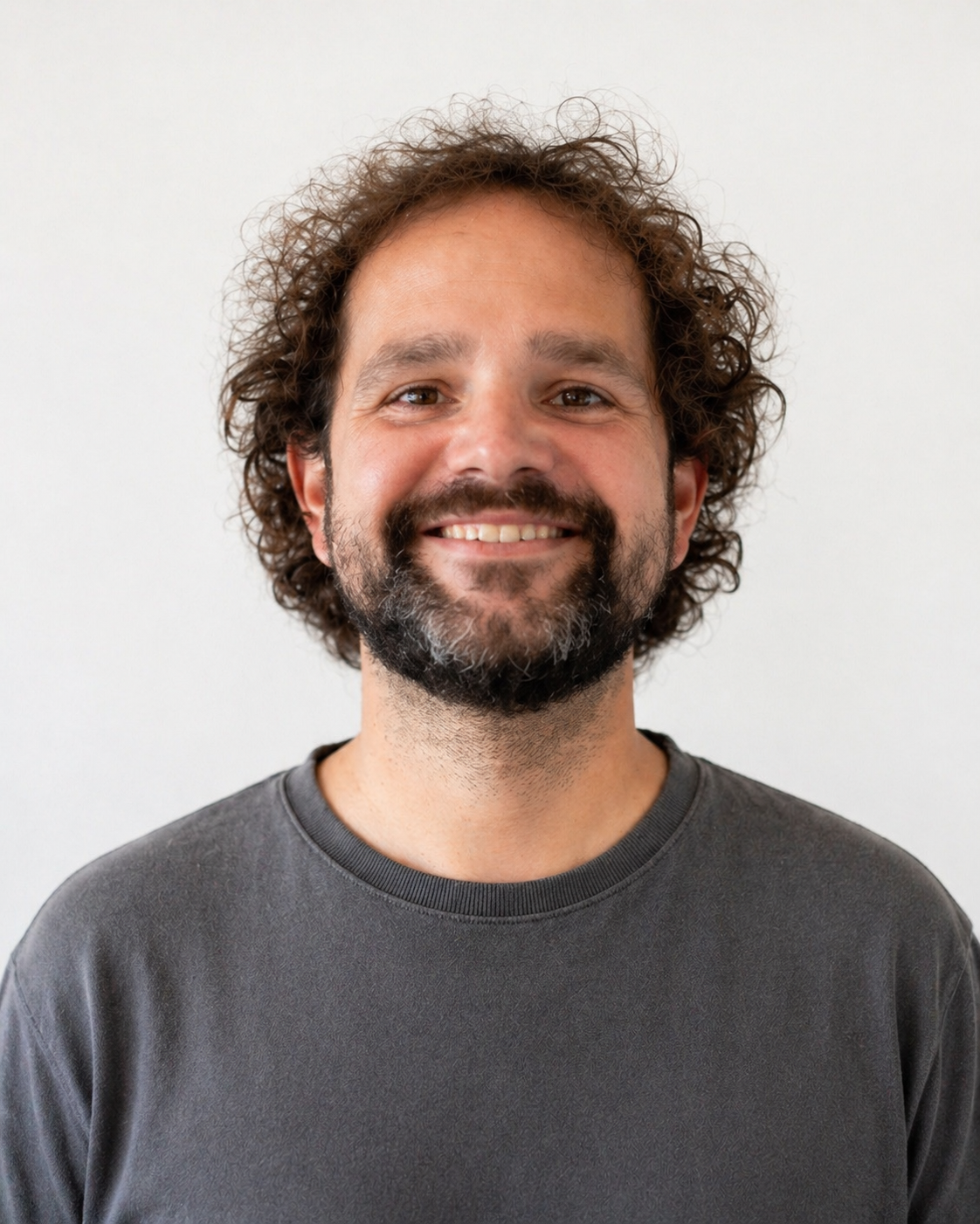Eric verwelkomt bezoekers op zijn website, waar hij zijn persoonlijke reis naar een sterker brein en een evenwichtiger leven deelt.