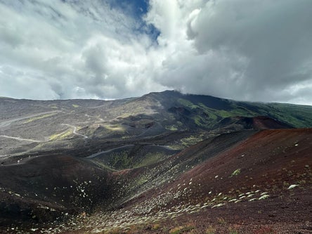 Boven op de Etna, omringd door zwart lavagesteente