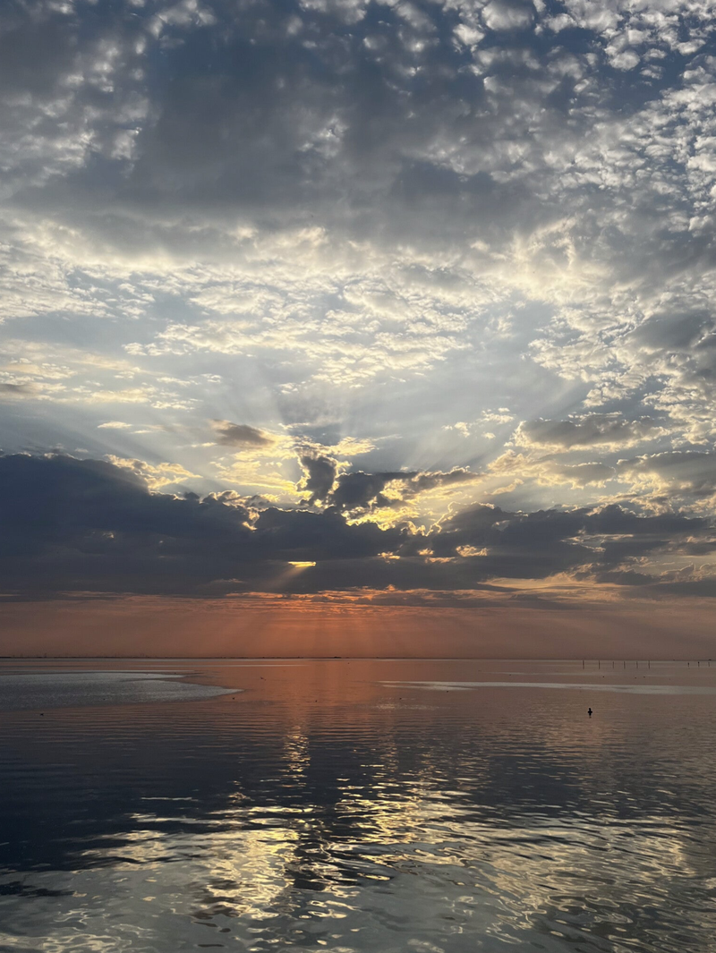 Rustige zee bij zonsondergang, symbool van balans en ontspanning