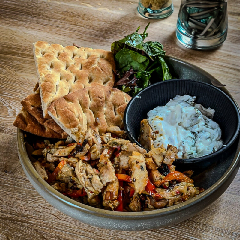 Een heerlijke pauze tijdens een drukke week: pita broodje gevuld met kip en frisse tzatziki, perfect voor de lunch