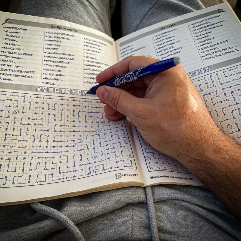 Woordzoeker invullen als ontspanning na een drukke dag