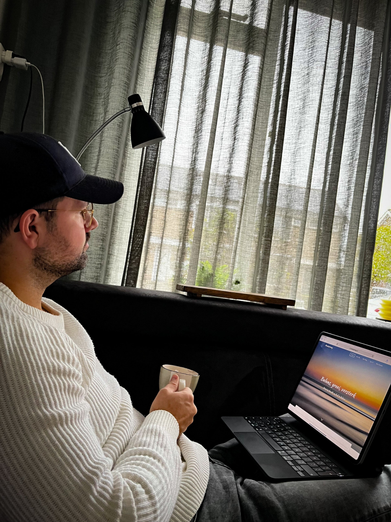 Persoonlijk moment van reflectie op de bank tijdens herfst en winter, geschreven in een blog over NAH