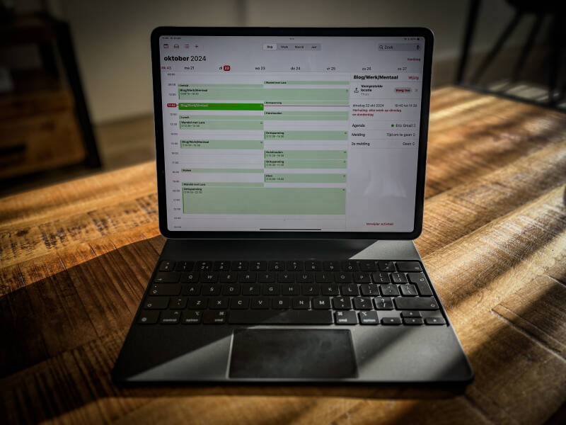 iPad met agenda en weekplanning, symbool voor het maken van dagplanningen en balans vinden