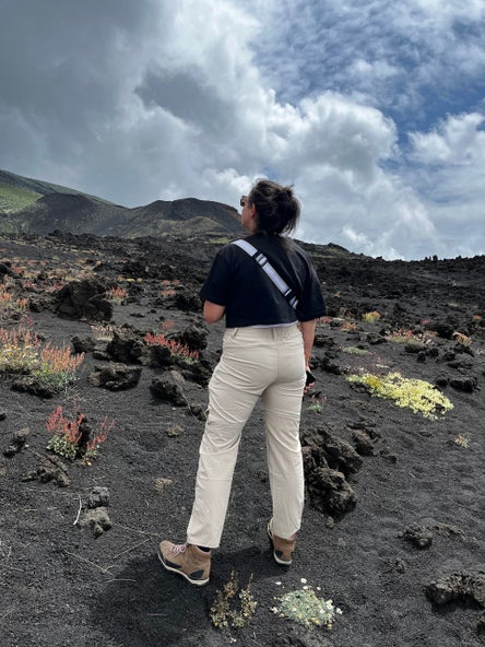 boven op de Etna, omringd door zwart lavagesteente