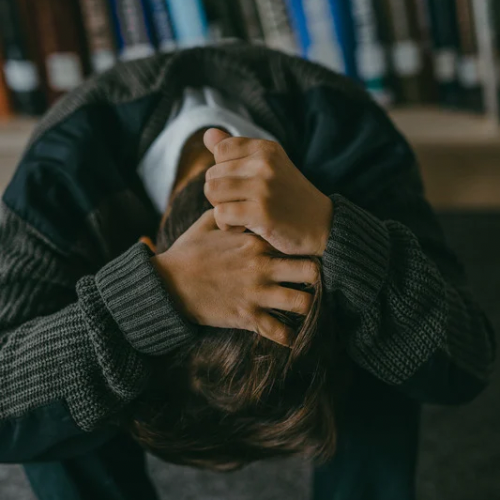 Beeld van een persoon die wordt geconfronteerd met overprikkeling, gebruikt in een blog over het vinden van balans en rust in een drukke wereld.