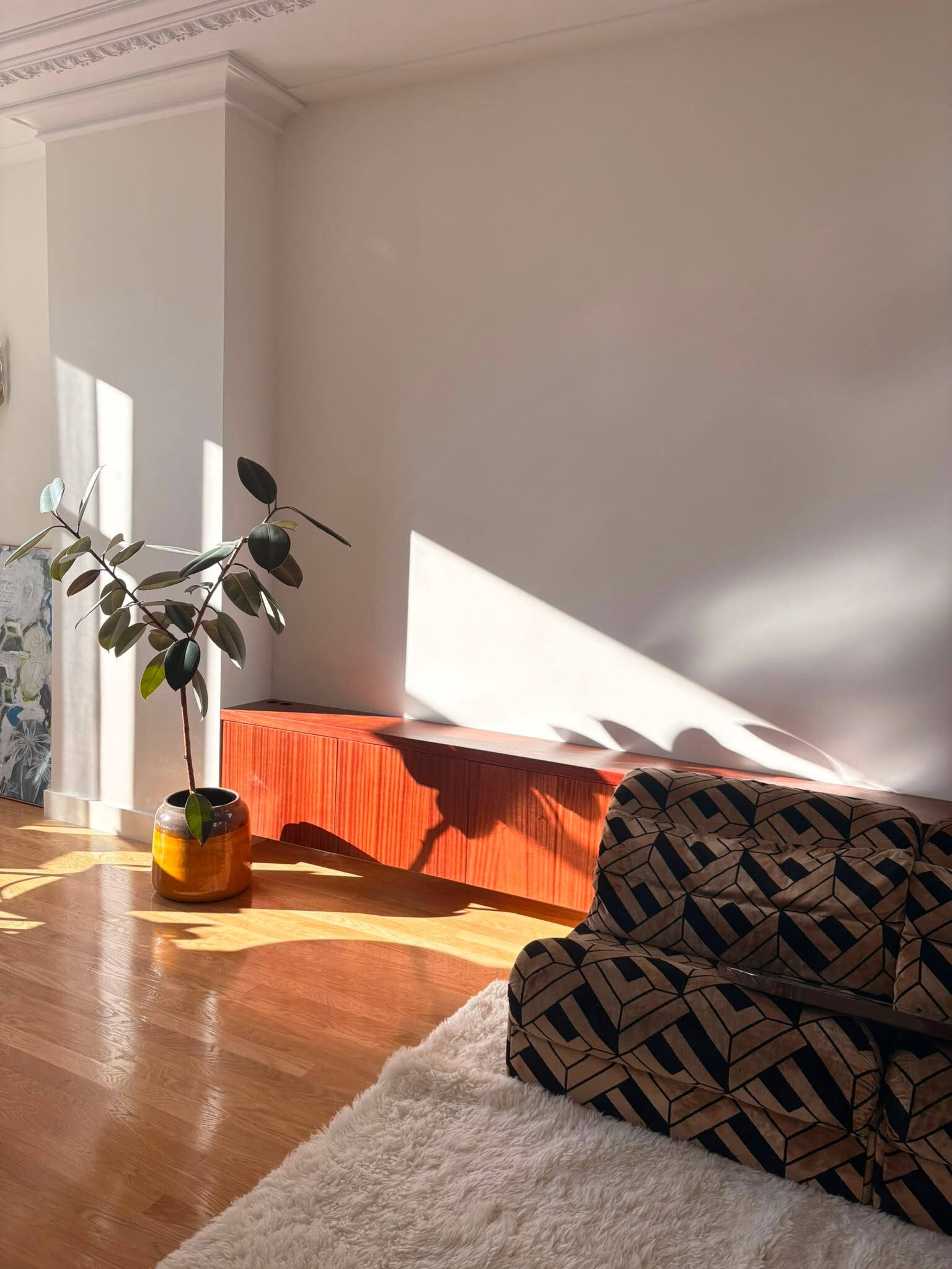 Dressoir in warm oranje houtfineer