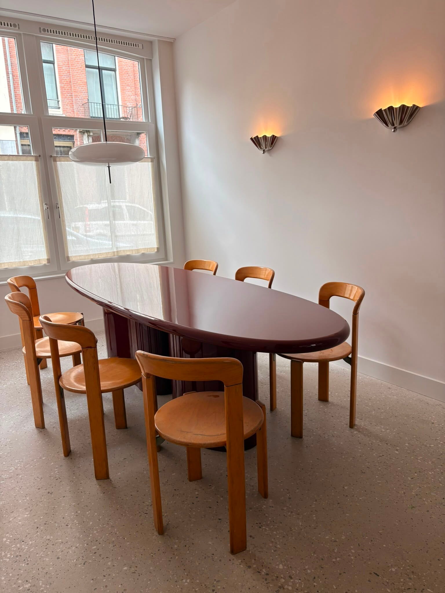 Ovale eettafel in hoogglans lak op ronde poot