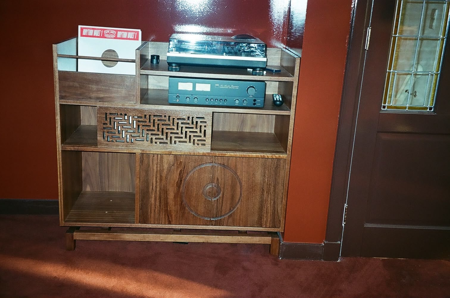 Platenkast met open vakken en fretwork paneel