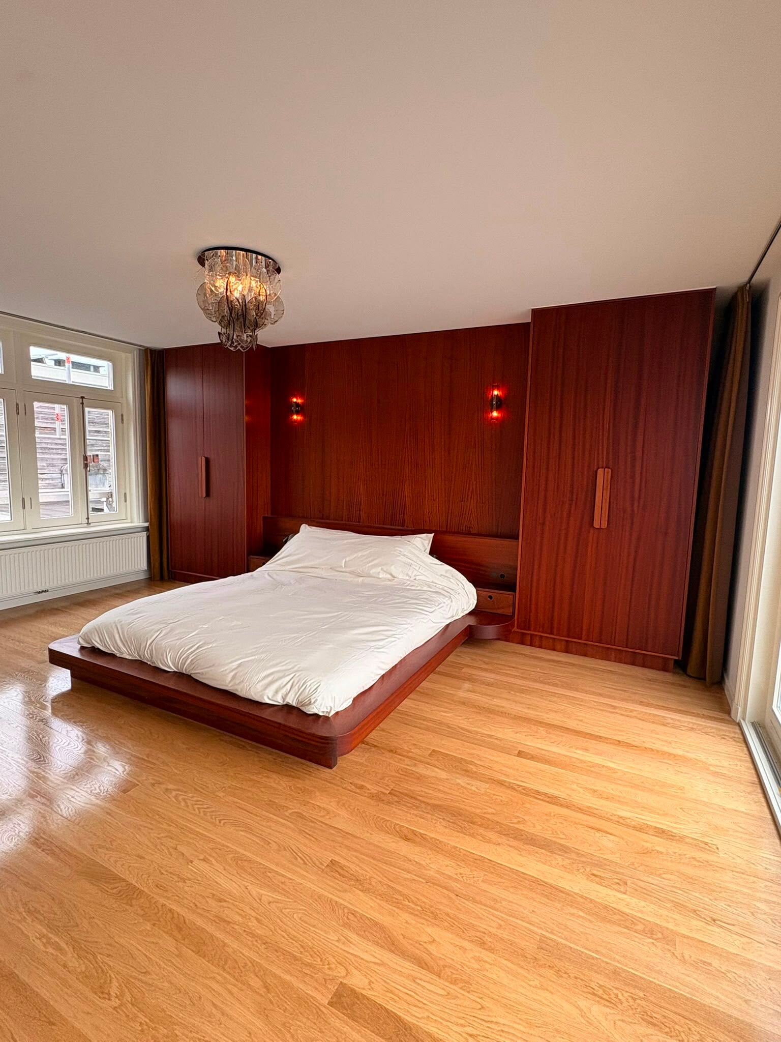 Slaapkamer met inbouwkasten en zwevend bed