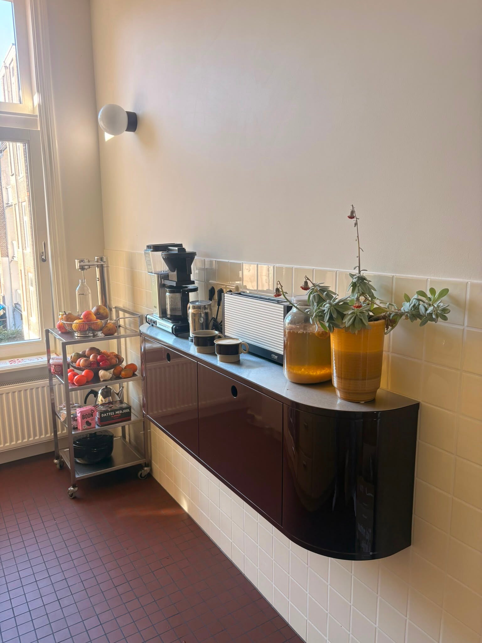 Zwevend gemonteerd dressoir in hoogglans lak