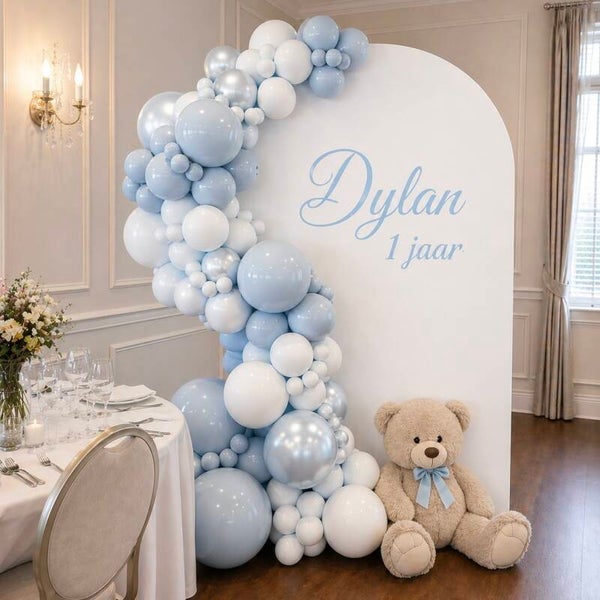 Luxe blauwe ballondecoratie met gepersonaliseerde backdrop
