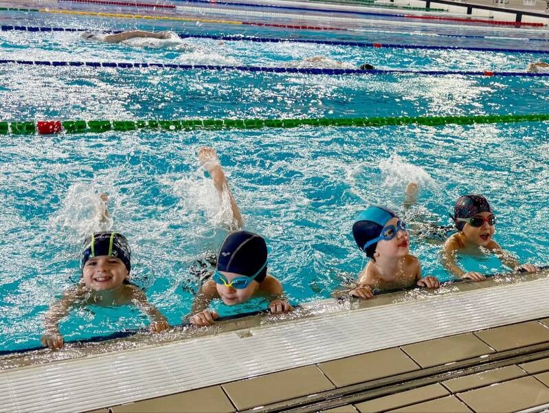 Bambini al corso di nuoto