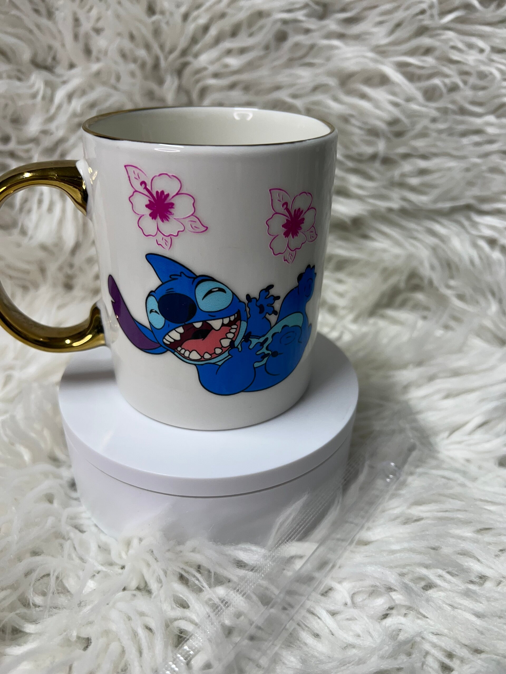 Taza en Cristal Blanca/ Asa color Oro