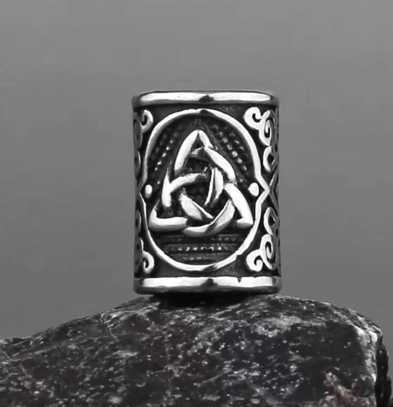 RVS baardkraal Valknut Dutch Oak op houten ondergrond