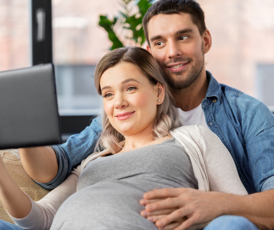 Pregnant expat couple in Spain doing the online antenatal group course