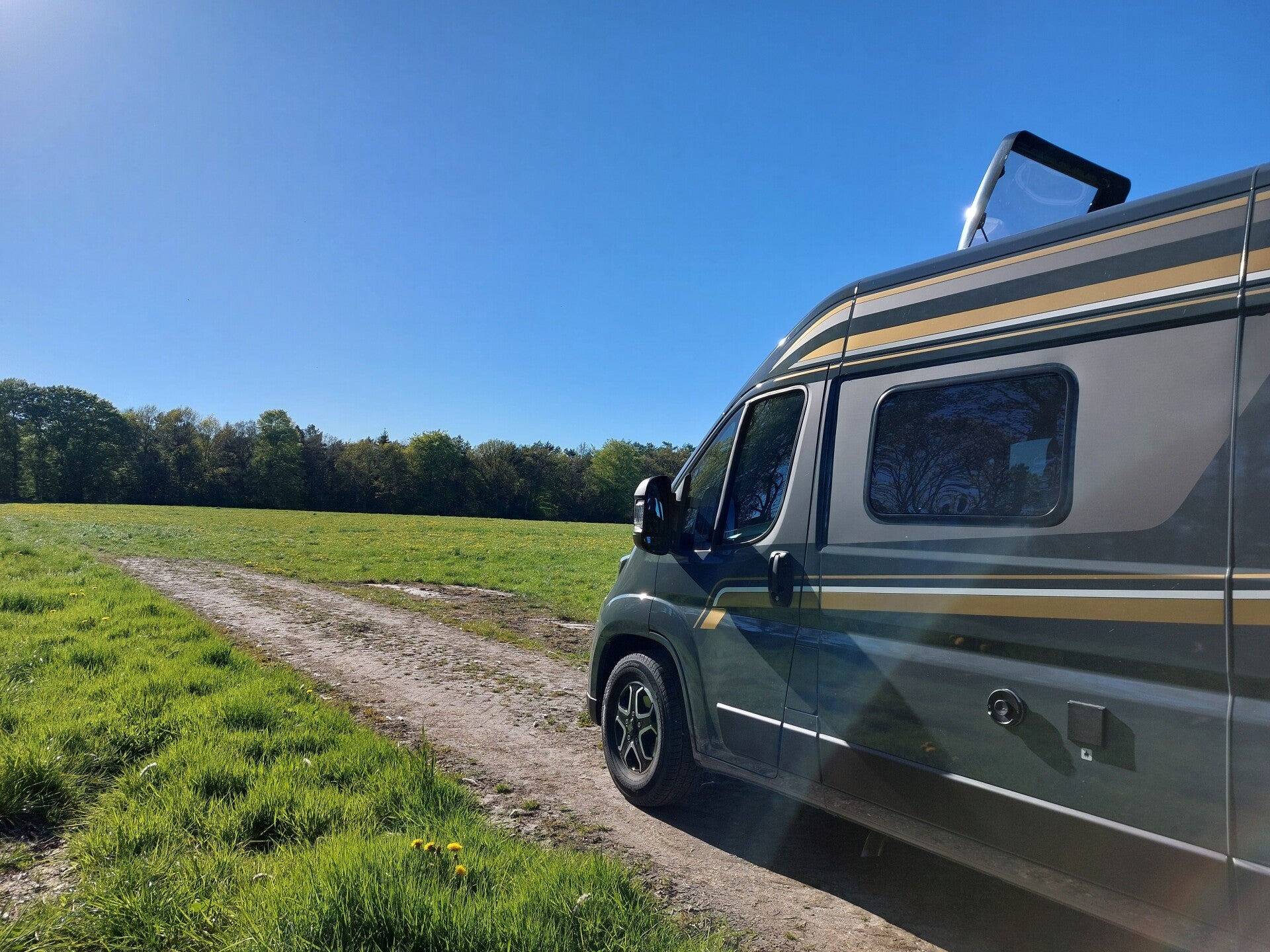 Vollausgestatteter Camper von Vanlife Ihlow von außen