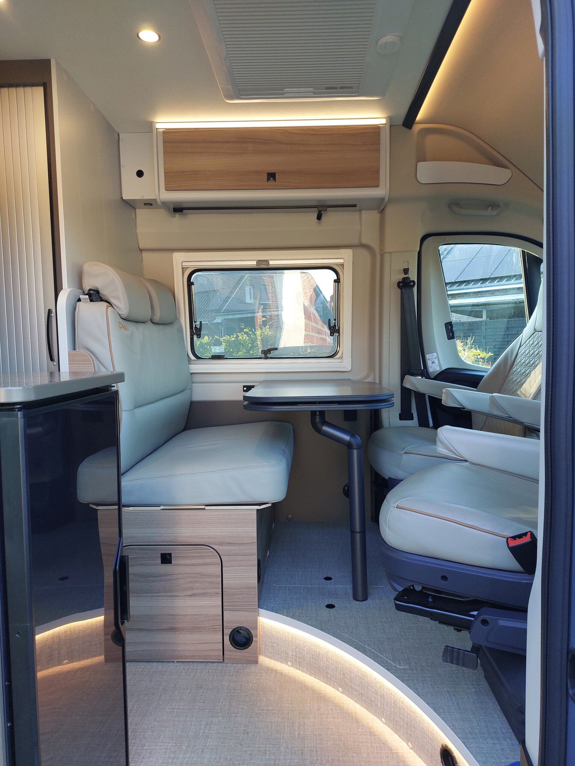 Gemütlicher Innenraum mit Bett im Camper – Vanlife Ihlow