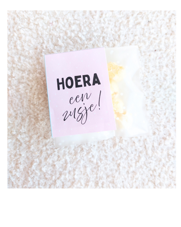 Hoera een zusje, label