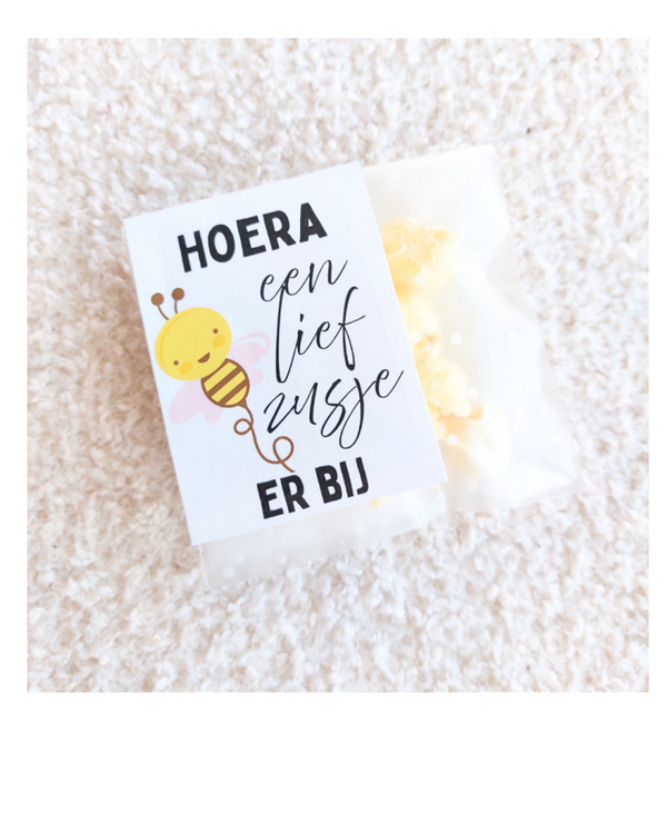 Een lief zusje er BIJ, label