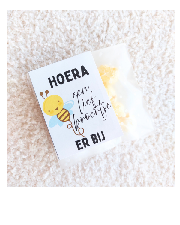 Een lief broertje er BIJ, label