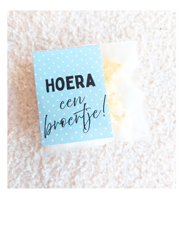 Hoera een broertje, label