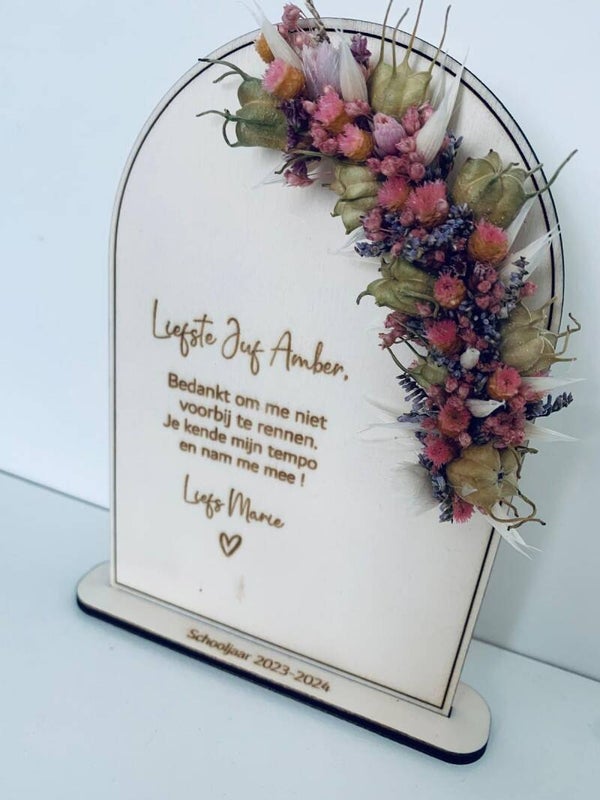 Een houten boog op staander