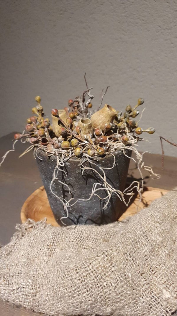 Sobere grijze potjes (10cm) met kunst dadeltakken