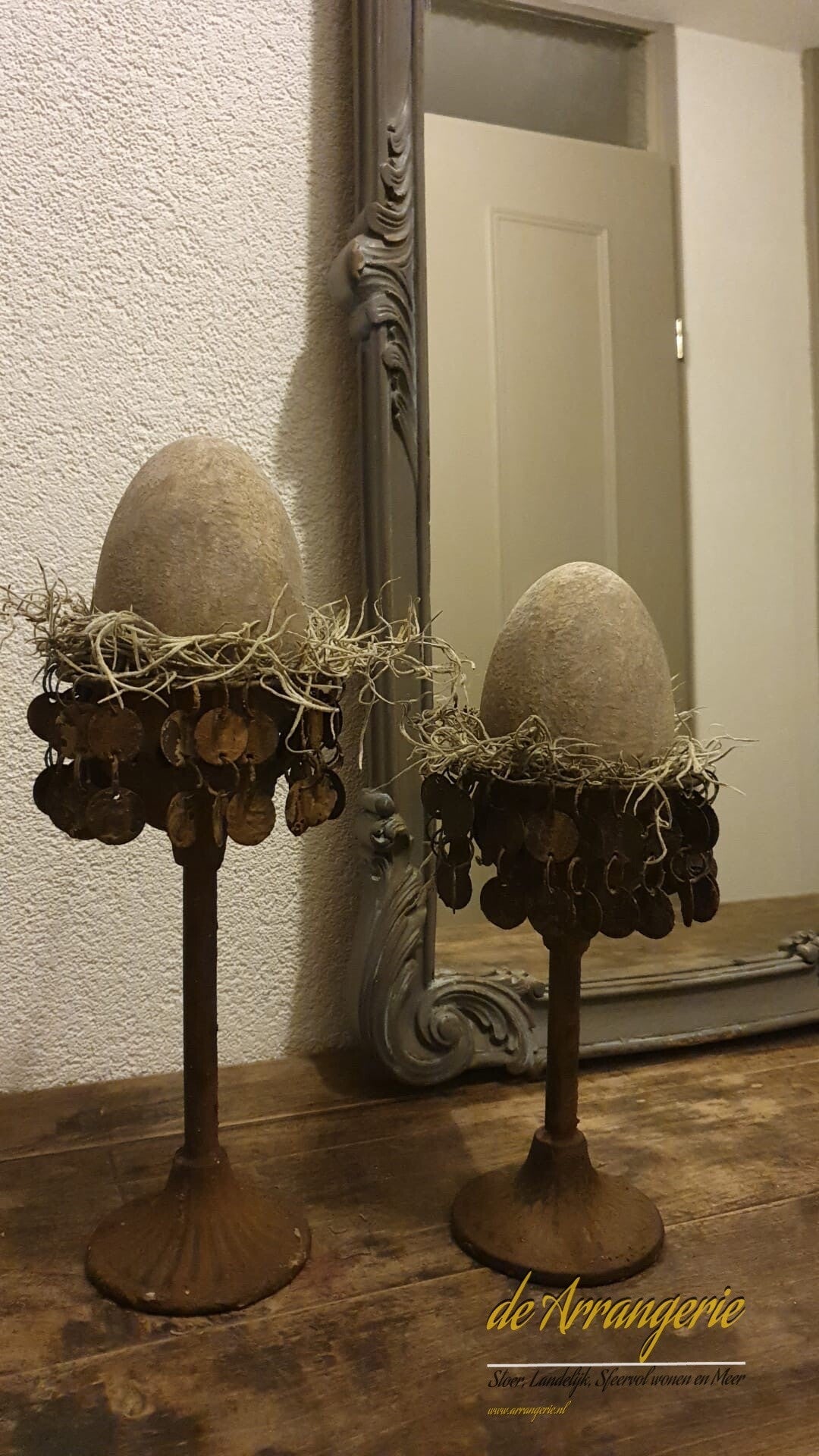 Kandelaar met muntjes met paasei