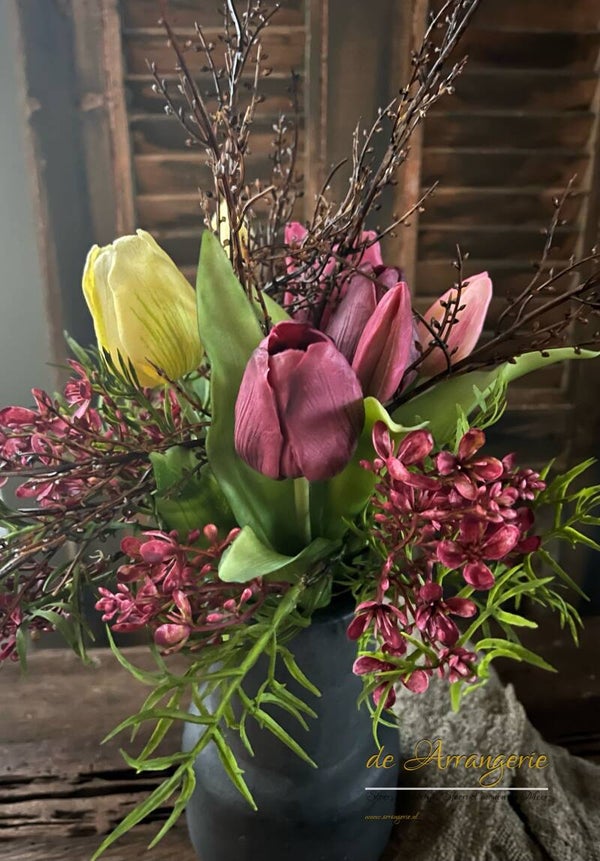 Oud zwarte vaas met mix tulpen boeket