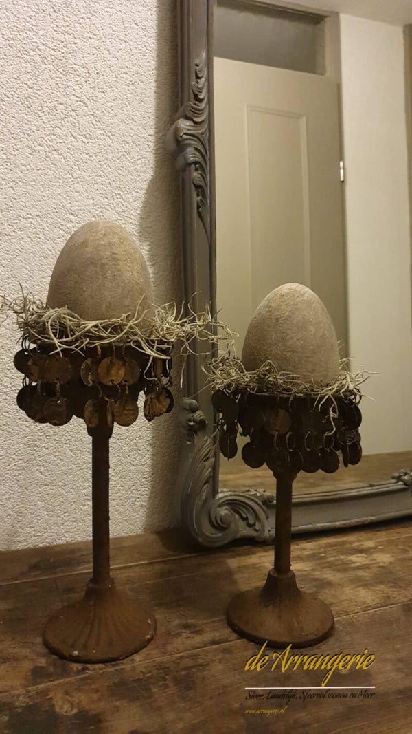 Kandelaar met muntjes met paasei