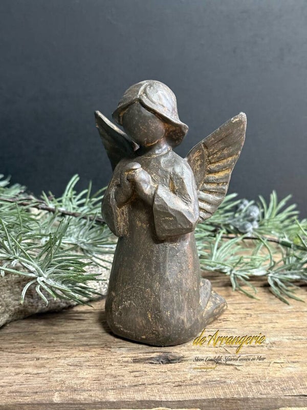 Knielend engeltje in taupe