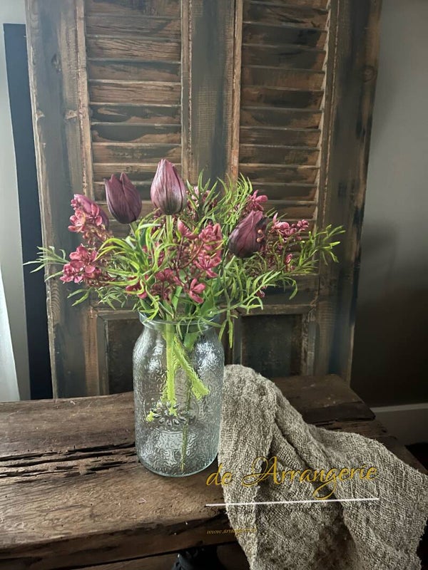 Glazen vaasje met tulpenboeketje