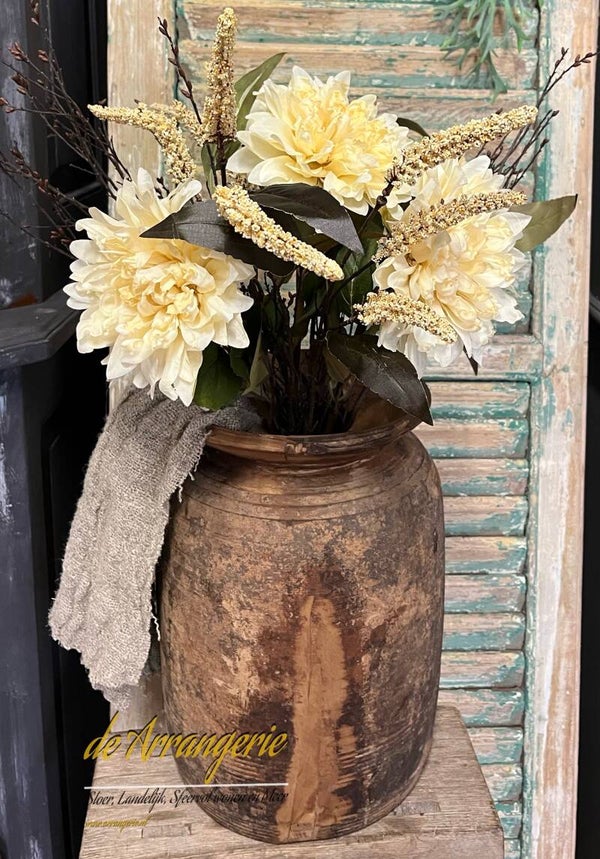 Boeketje crème dahlia’s met amaranten